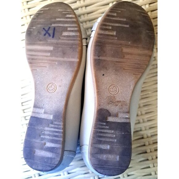 Baretraps Women's 7.5 Markie Beige Round Toe Flats FLAW - Picture 10 of 11